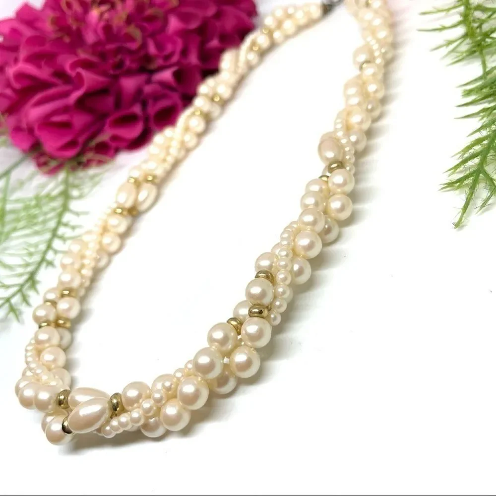 VINTAGE⚜️Spiraled Cultured Faux Pearl Beaded Necklace